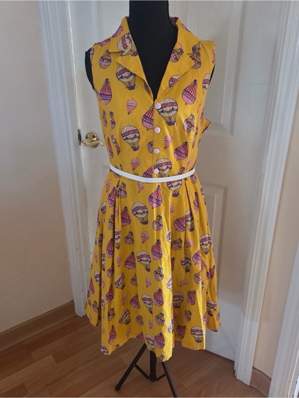 ModCloth Yellow Sleeveless Shirt Dress with Hot Air Balloon Motif Vintage Look M